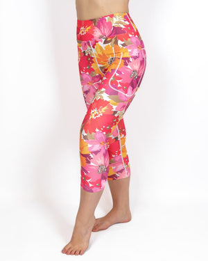 Kvinde i højtaljede mønstrede capris. Capris har lommer på begge sider. Meget elastiske og squat proof.