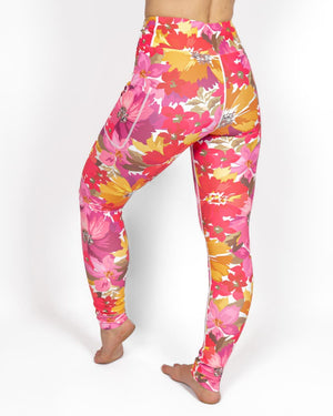 Kvinde i højtaljede mønstrede leggings. Tights har lommer på begge sider. Meget elastiske og squat proof.