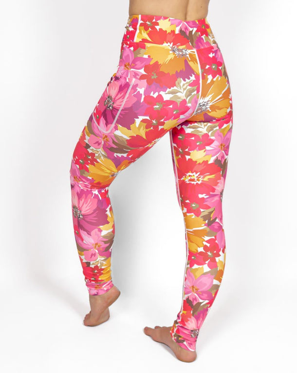 Kvinde i højtaljede mønstrede leggings. Tights har lommer på begge sider. Meget elastiske og squat proof.