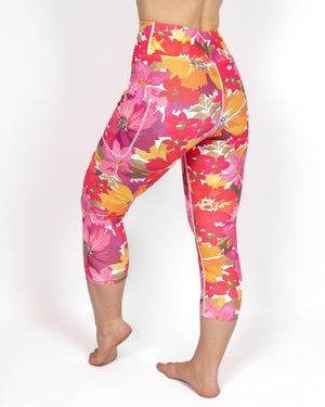 Kvinde i højtaljede mønstrede capris. Capris har lommer på begge sider. Meget elastiske og squat proof.