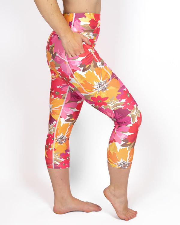 Kvinde i højtaljede mønstrede capris. Capris har lommer på begge sider. Meget elastiske og squat proof.
