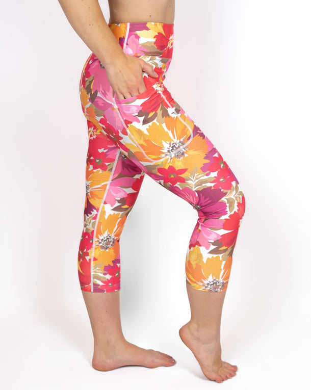 Kvinde i højtaljede mønstrede capris. Capris har lommer på begge sider. Meget elastiske og squat proof.