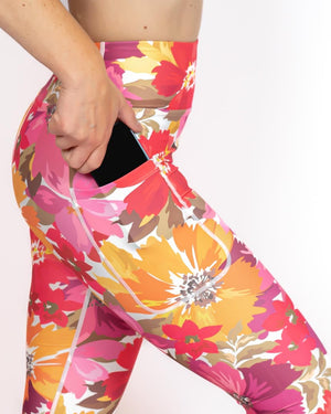 Kvinde i højtaljede mønstrede capris. Capris har lommer på begge sider. Meget elastiske og squat proof.