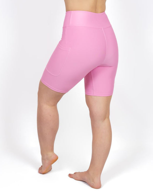 Kvinde i højtaljede ensfarvet capris. Capris har lommer på begge sider. Meget elastiske og squat proof.