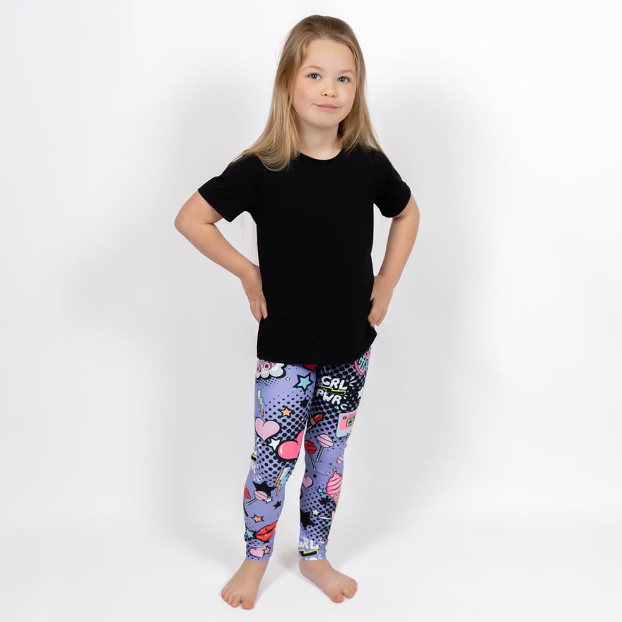 Barn i højtaljede mønstrede leggings. Meget elastiske og perfekt til leg og hverdag. Ikke gennemsigtige.