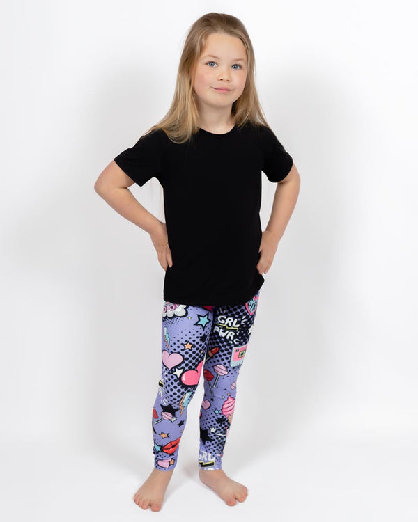 Barn i højtaljede mønstrede leggings. Meget elastiske og perfekt til leg og hverdag. Ikke gennemsigtige.