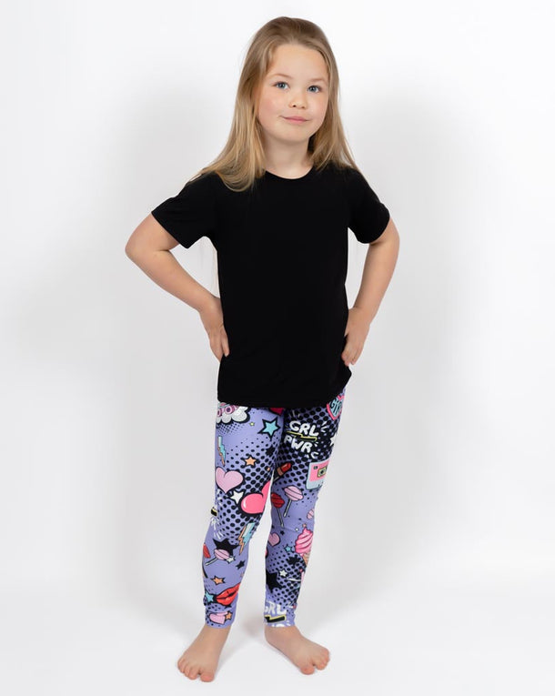 Barn i højtaljede mønstrede leggings. Meget elastiske og perfekt til leg og hverdag. Ikke gennemsigtige.