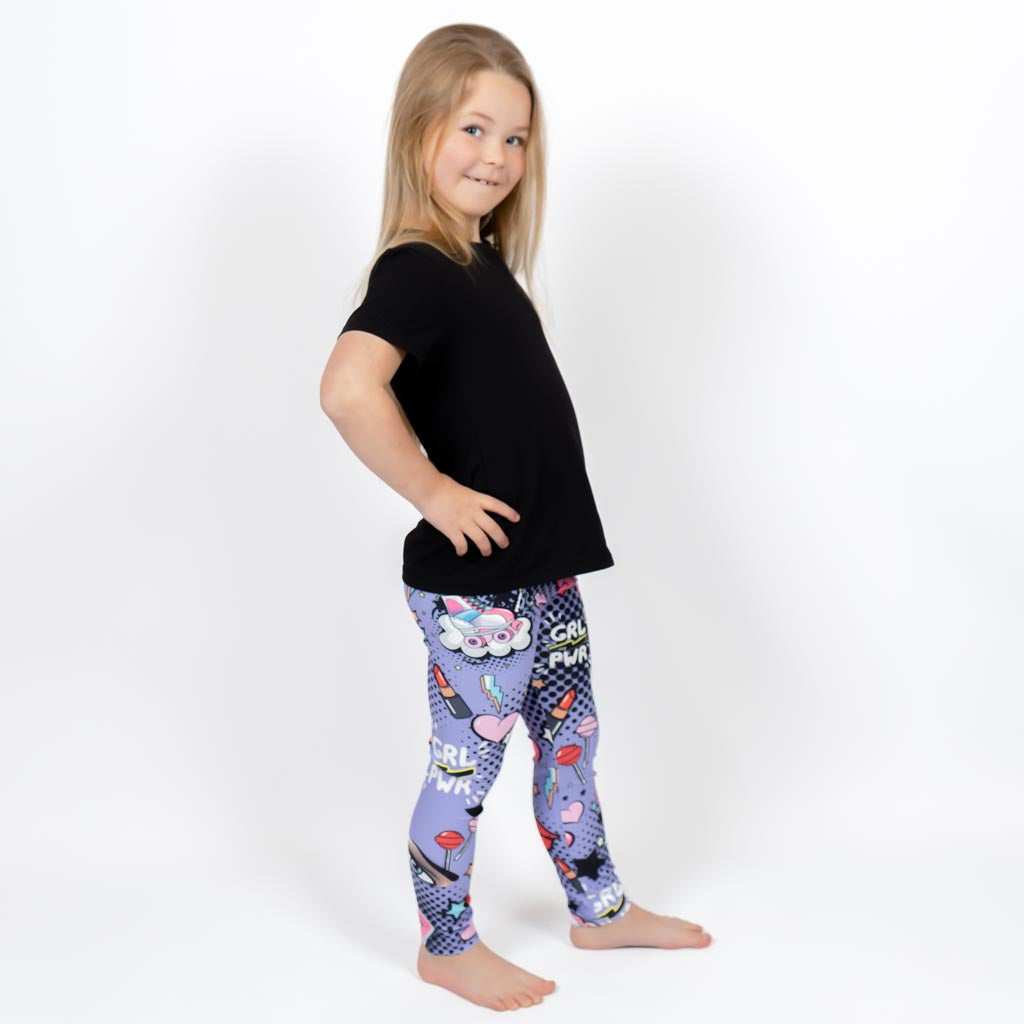 Barn i højtaljede mønstrede leggings. Meget elastiske og perfekt til leg og hverdag. Ikke gennemsigtige.