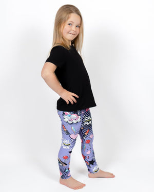 Barn i højtaljede mønstrede leggings. Meget elastiske og perfekt til leg og hverdag. Ikke gennemsigtige.