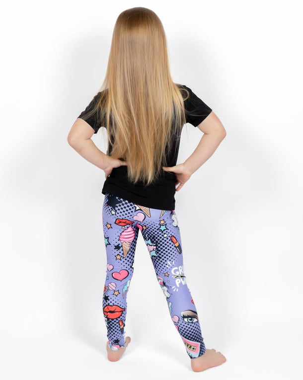 Barn i højtaljede mønstrede leggings. Meget elastiske og perfekt til leg og hverdag. Ikke gennemsigtige.
