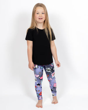 Barn i højtaljede mønstrede leggings. Meget elastiske og perfekt til leg og hverdag. Ikke gennemsigtige.