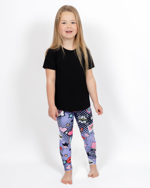 Barn i højtaljede mønstrede leggings. Meget elastiske og perfekt til leg og hverdag. Ikke gennemsigtige.