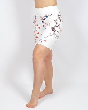 Kvinde i højtaljede mønstrede shorts. Shorts har lommer på begge sider. Meget elastiske og squat proof.