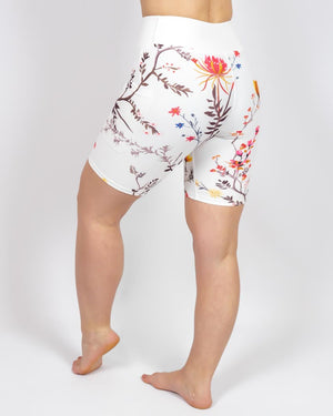 Kvinde i højtaljede mønstrede shorts. Shorts har lommer på begge sider. Meget elastiske og squat proof.