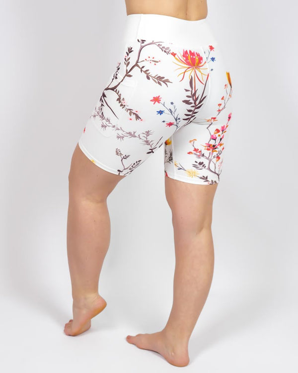 Kvinde i højtaljede mønstrede shorts. Shorts har lommer på begge sider. Meget elastiske og squat proof.