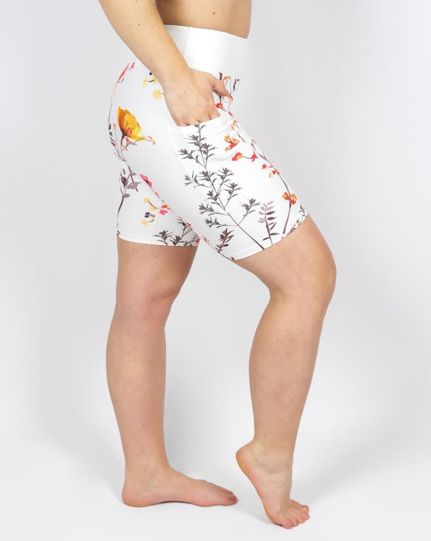 Kvinde i højtaljede mønstrede shorts. Shorts har lommer på begge sider. Meget elastiske og squat proof.