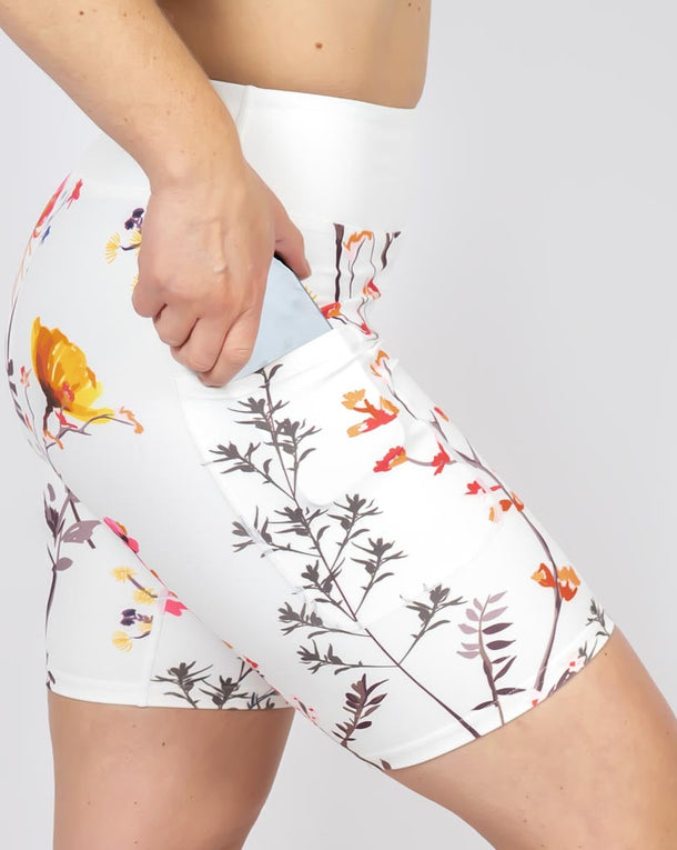 Kvinde i højtaljede mønstrede shorts. Shorts har lommer på begge sider. Meget elastiske og squat proof.