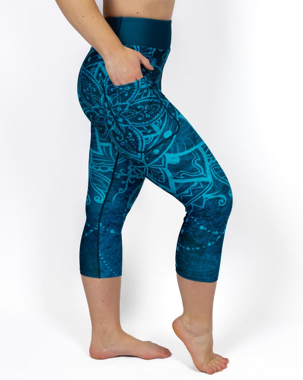 Kvinde i højtaljede mønstrede capris. Capris har lommer på begge sider. Meget elastiske og squat proof. 