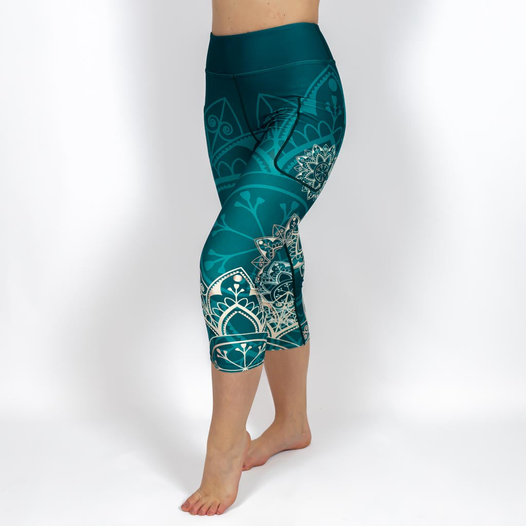 Kvinde i højtaljede mønstrede capris. Capris har lommer på begge sider. Meget elastiske og squat proof. 