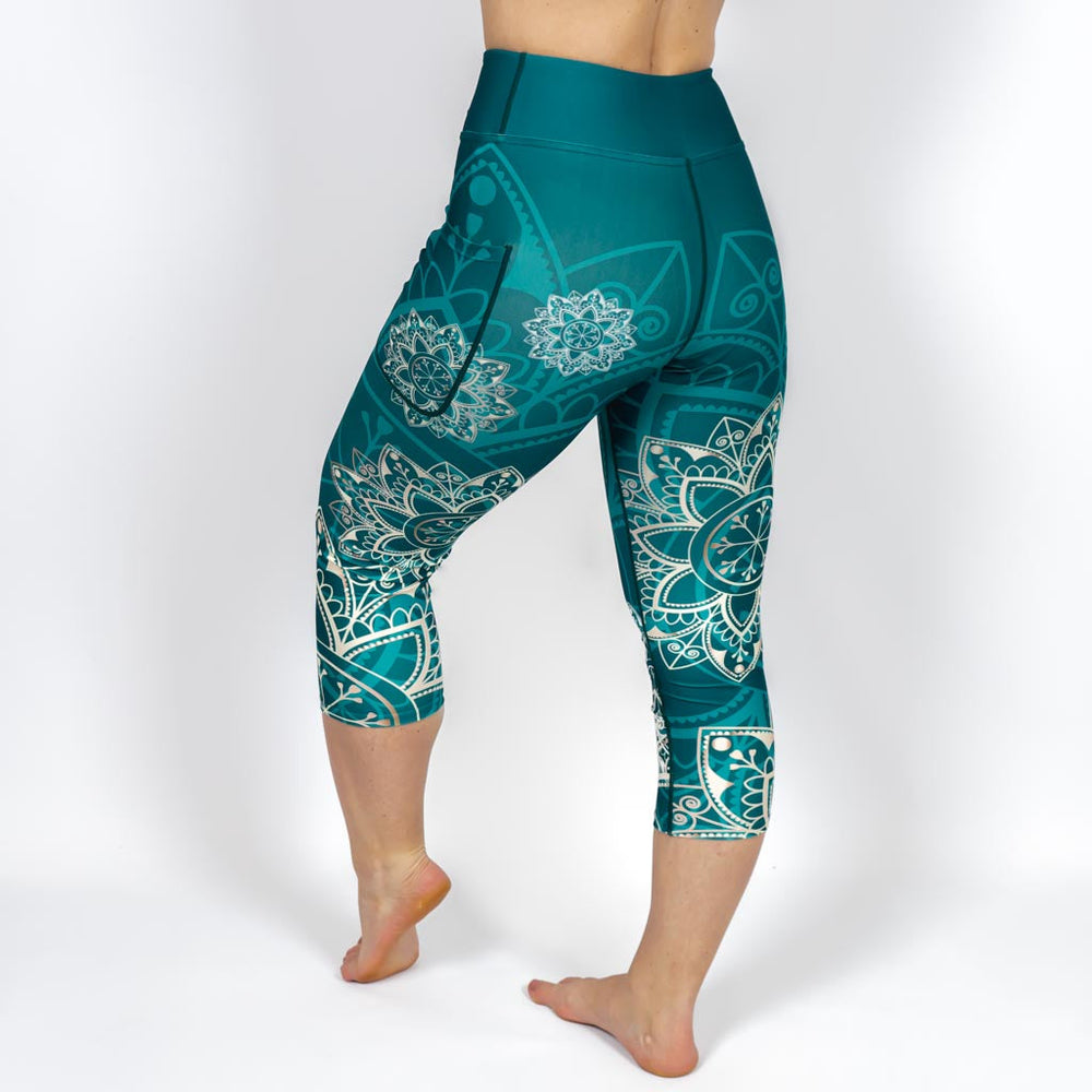 Kvinde i højtaljede mønstrede capris. Capris har lommer på begge sider. Meget elastiske og squat proof. 