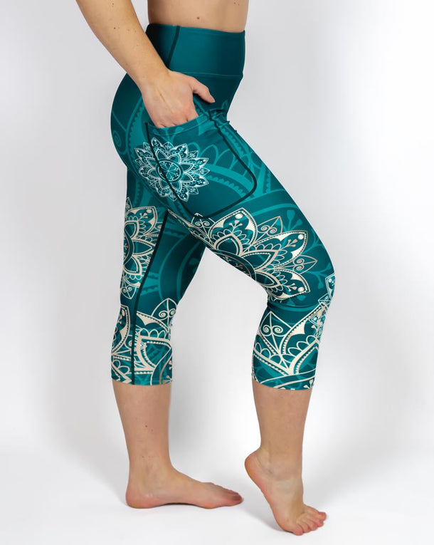 Kvinde i højtaljede mønstrede capris. Capris har lommer på begge sider. Meget elastiske og squat proof. 