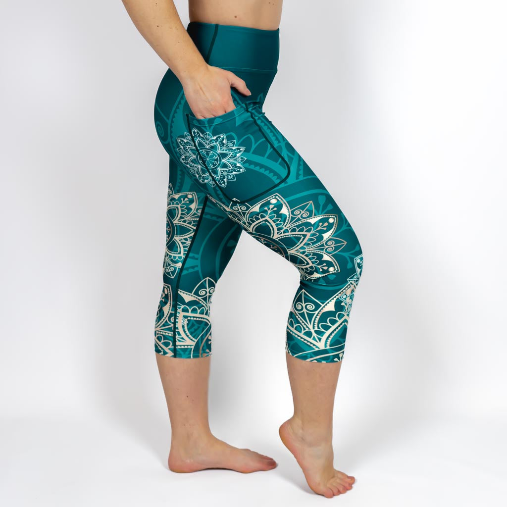 Kvinde i højtaljede mønstrede capris. Capris har lommer på begge sider. Meget elastiske og squat proof. 