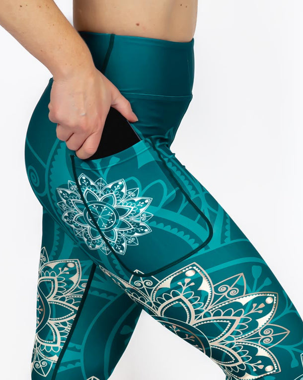 Kvinde i højtaljede mønstrede capris. Capris har lommer på begge sider. Meget elastiske og squat proof. 