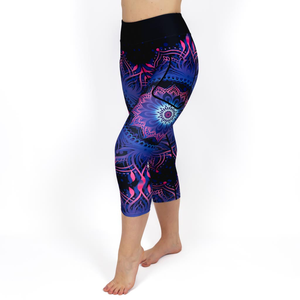 Kvinde i højtaljede mønstrede capris. Capris har lommer på begge sider. Meget elastiske og squat proof. 