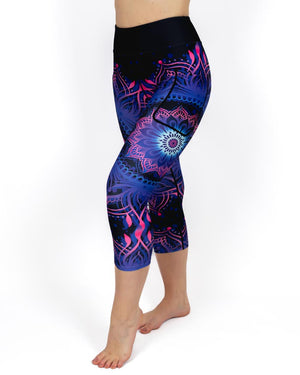 Kvinde i højtaljede mønstrede capris. Capris har lommer på begge sider. Meget elastiske og squat proof. 