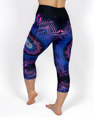 Kvinde i højtaljede mønstrede capris. Capris har lommer på begge sider. Meget elastiske og squat proof. 