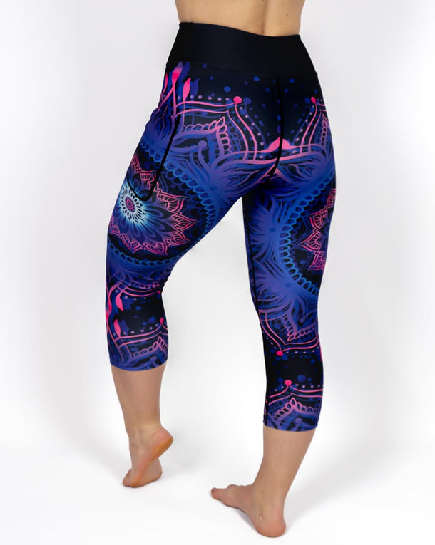 Kvinde i højtaljede mønstrede capris. Capris har lommer på begge sider. Meget elastiske og squat proof. 