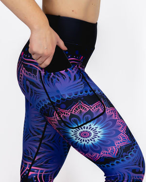 Kvinde i højtaljede mønstrede capris. Capris har lommer på begge sider. Meget elastiske og squat proof. 