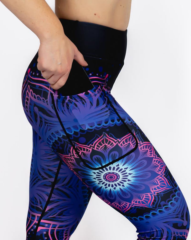 Kvinde i højtaljede mønstrede capris. Capris har lommer på begge sider. Meget elastiske og squat proof. 