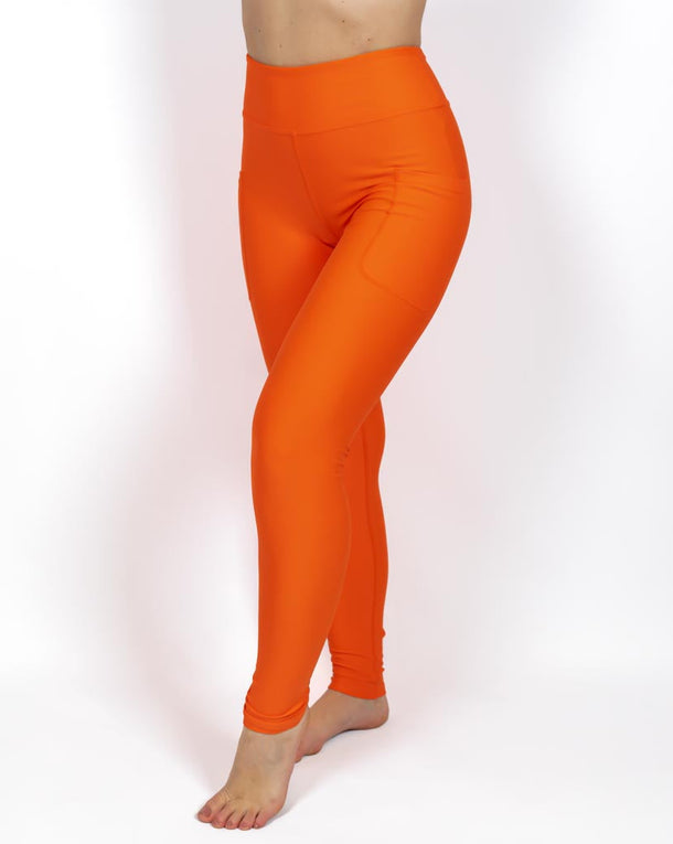 Kvinde i højtaljede ensfarvet leggings. Tights har lommer på begge sider. Meget elastiske og squat proof. 