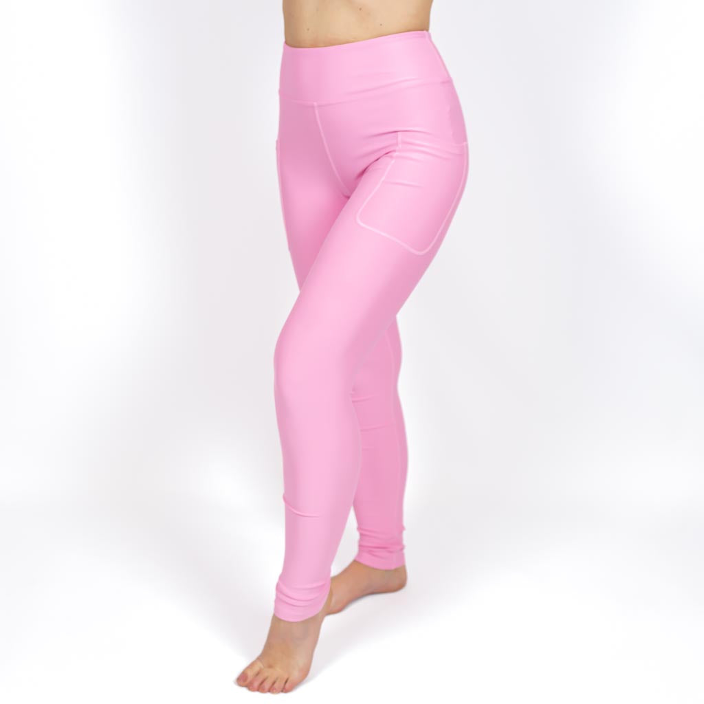 Kvinde i højtaljede ensfarvet leggings. Tights har lommer på begge sider. Meget elastiske og squat proof. 