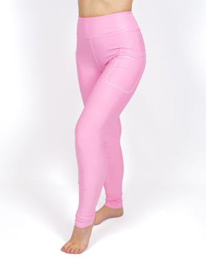 Kvinde i højtaljede ensfarvet leggings. Tights har lommer på begge sider. Meget elastiske og squat proof. 