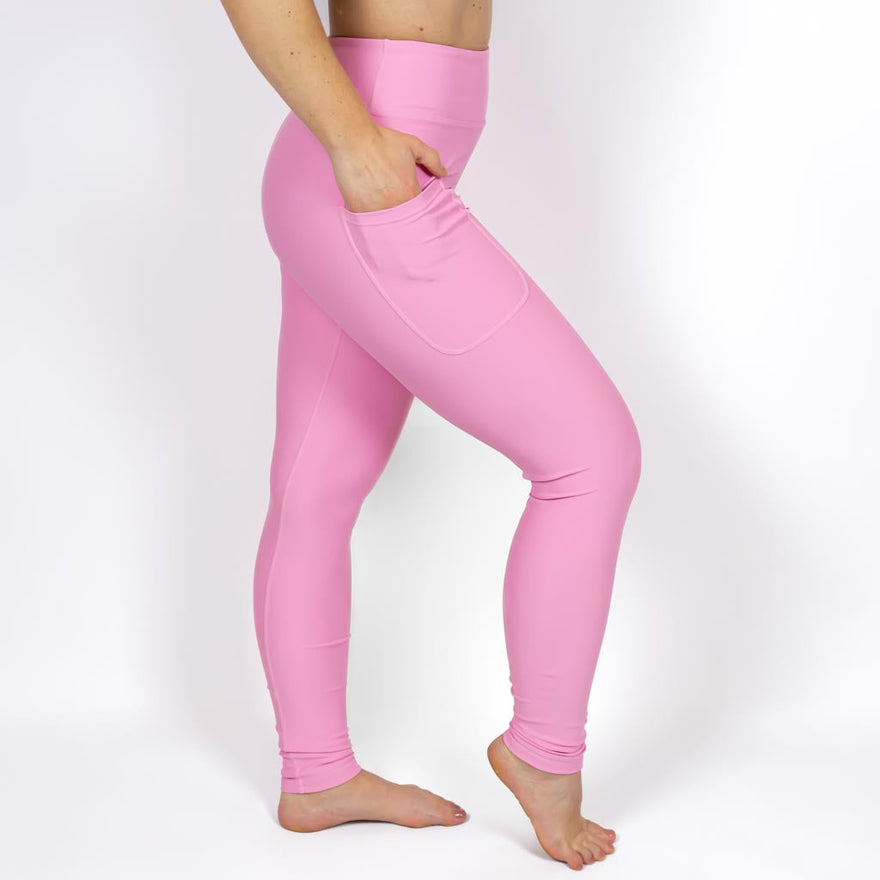 Kvinde i højtaljede ensfarvet leggings. Tights har lommer på begge sider. Meget elastiske og squat proof. 