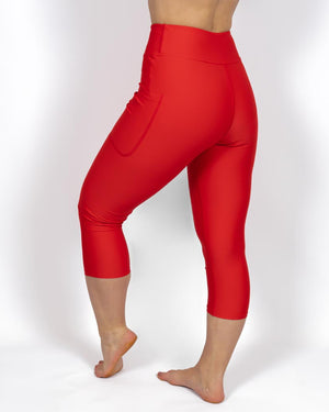 Kvinde i højtaljede ensfarvet capris. Capris har lommer på begge sider. Meget elastiske og squat proof. 
