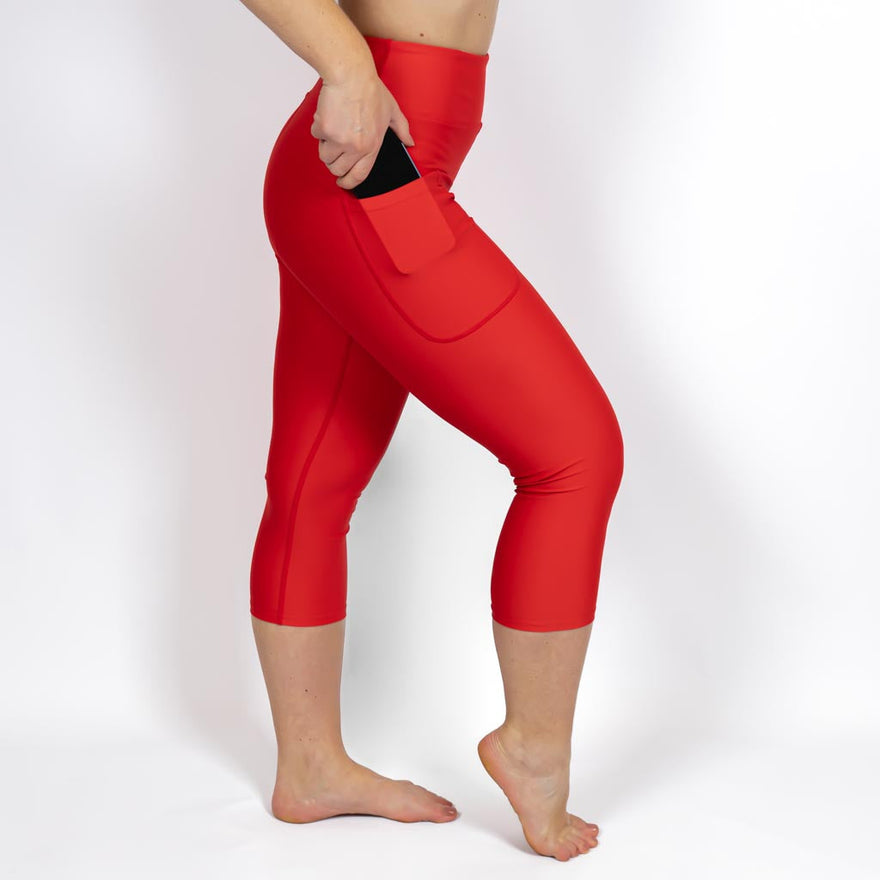 Kvinde i højtaljede ensfarvet capris. Capris har lommer på begge sider. Meget elastiske og squat proof. 