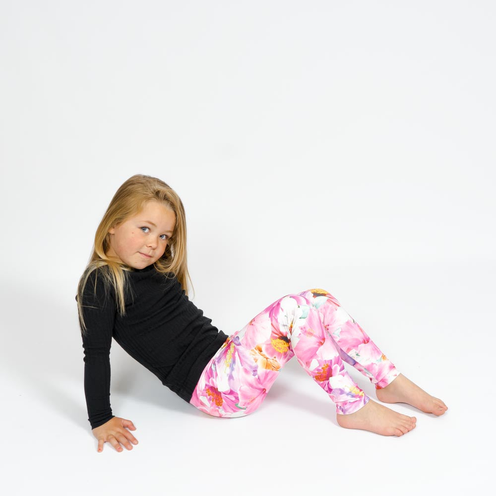 Barn i højtaljede mønstrede leggings. Meget elastiske og perfekt til leg og hverdag. Ikke gennemsigtige.