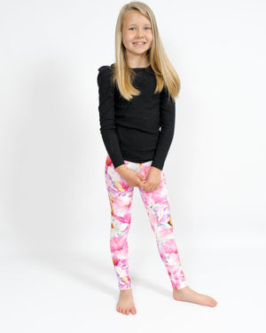 Barn i højtaljede mønstrede leggings. Meget elastiske og perfekt til leg og hverdag. Ikke gennemsigtige.