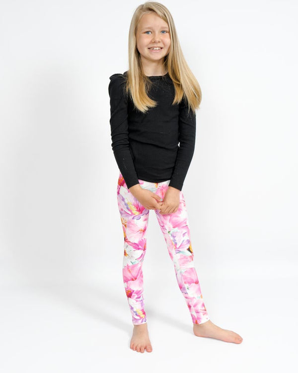 Barn i højtaljede mønstrede leggings. Meget elastiske og perfekt til leg og hverdag. Ikke gennemsigtige.