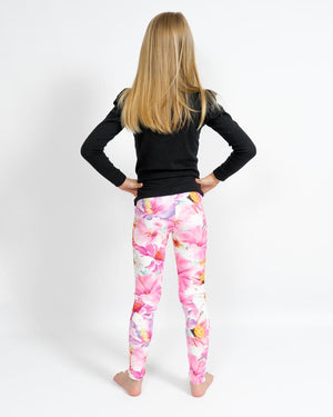 Barn i højtaljede mønstrede leggings. Meget elastiske og perfekt til leg og hverdag. Ikke gennemsigtige.