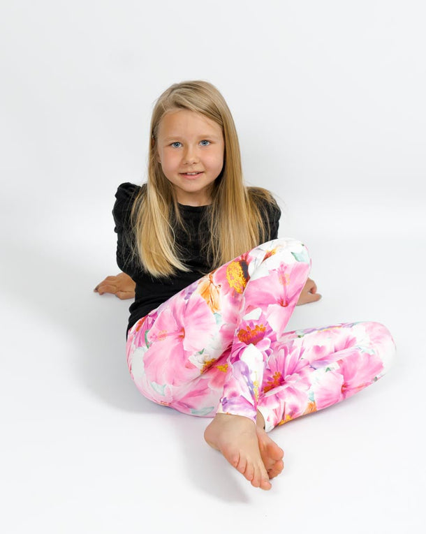 Barn i højtaljede mønstrede leggings. Meget elastiske og perfekt til leg og hverdag. Ikke gennemsigtige.