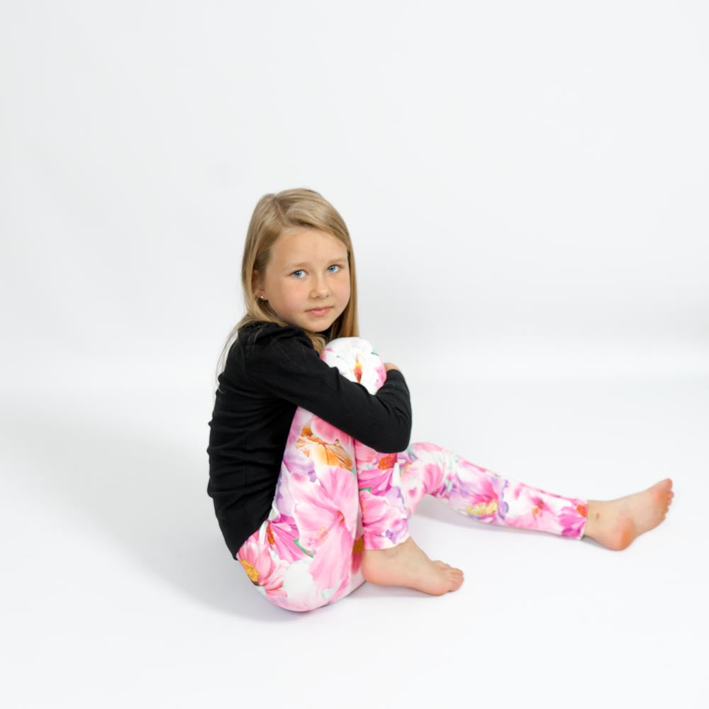 Barn i højtaljede mønstrede leggings. Meget elastiske og perfekt til leg og hverdag. Ikke gennemsigtige.