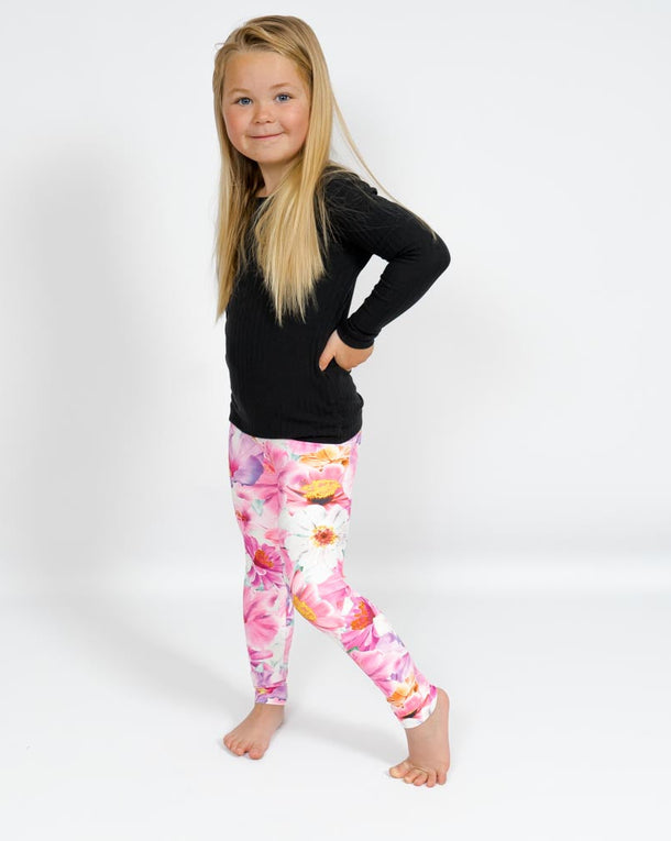 Barn i højtaljede mønstrede leggings. Meget elastiske og perfekt til leg og hverdag. Ikke gennemsigtige.