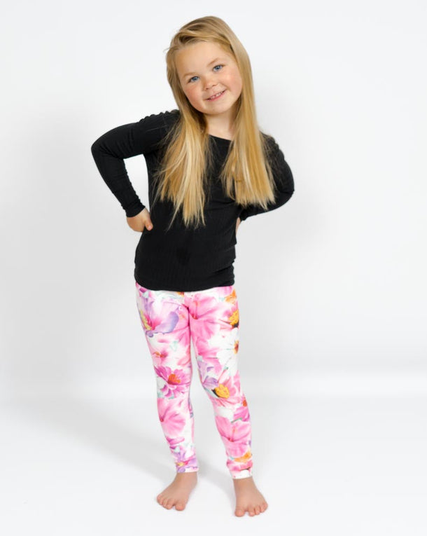 Barn i højtaljede mønstrede leggings. Meget elastiske og perfekt til leg og hverdag. Ikke gennemsigtige.