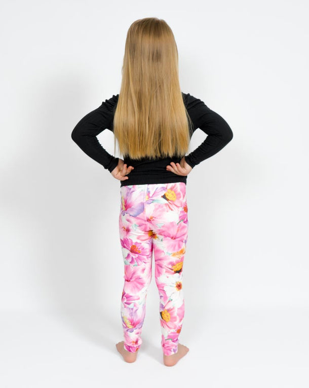 Barn i højtaljede mønstrede leggings. Meget elastiske og perfekt til leg og hverdag. Ikke gennemsigtige.