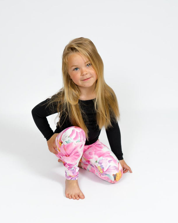Barn i højtaljede mønstrede leggings. Meget elastiske og perfekt til leg og hverdag. Ikke gennemsigtige.