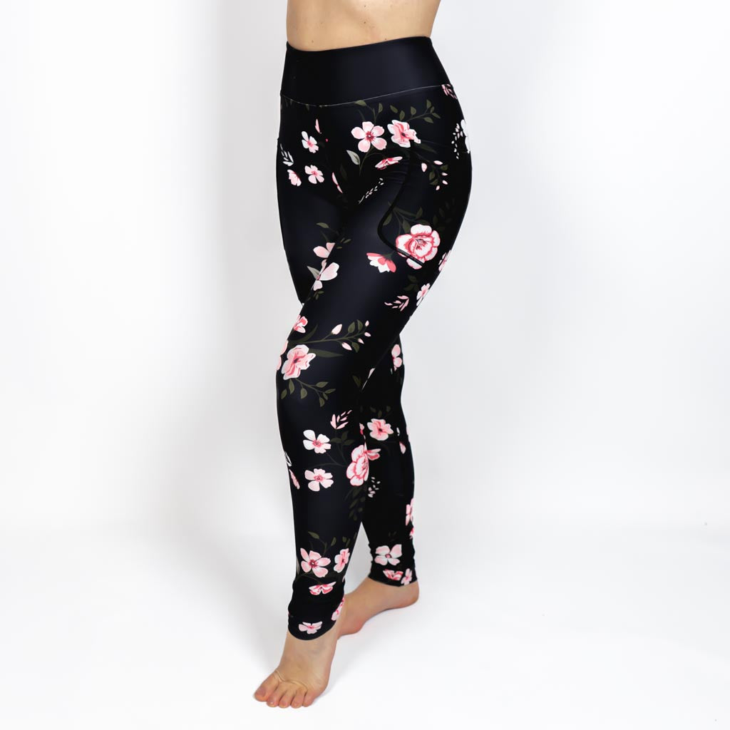 Kvinde i højtaljede mønstrede leggings. Tights har lommer på begge sider. Meget elastiske og squat proof.